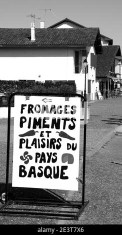 ESPELETTE, FRANKREICH - AVRIL 19, 2018: Schild mit lokalem Feinkostgeschäft mit traditionellen baskischen Spezialitäten. Historisches Foto in Schwarzweiß Stockfoto