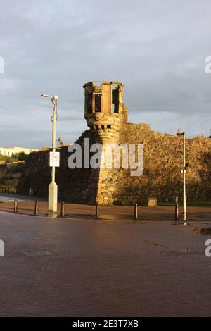 Millers Folly, Ayr, Ayrshire, Schottland, UK die hier gezeigten Wände sind Teil der ursprünglichen Zitadelle, die von der Cromwellschen Armee in 1652 gebaut wurde. Die 1663 ein Burgh von Barony wurde. Der erfolgreiche Ayr-Geschäftsmann John Miller kaufte die Immobilie und nannte sich "Baron Miller". Er baute den kleinen Turm, der auf diesem Foto zu sehen war, obwohl er in der ursprünglichen Zitadelle nicht enthalten war. Nach der Fertigstellung schaute er selten auf den Turm, und die Einheimischen nannten ihn 'illers Torheit'. Stockfoto