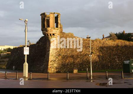 Millers Folly, Ayr, Ayrshire, Schottland, UK die hier gezeigten Wände sind Teil der ursprünglichen Zitadelle, die von der Cromwellschen Armee in 1652 gebaut wurde. Die 1663 ein Burgh von Barony wurde. Der erfolgreiche Ayr-Geschäftsmann John Miller kaufte die Immobilie und nannte sich "Baron Miller". Er baute den kleinen Turm, der auf diesem Foto zu sehen war, obwohl er in der ursprünglichen Zitadelle nicht enthalten war. Nach der Fertigstellung schaute er selten auf den Turm, und die Einheimischen nannten ihn 'illers Torheit'. Stockfoto