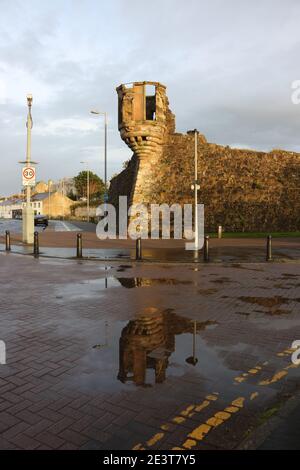 Millers Folly, Ayr, Ayrshire, Schottland, UK die hier gezeigten Wände sind Teil der ursprünglichen Zitadelle, die von der Cromwellschen Armee in 1652 gebaut wurde. Die 1663 ein Burgh von Barony wurde. Der erfolgreiche Ayr-Geschäftsmann John Miller kaufte die Immobilie und nannte sich "Baron Miller". Er baute den kleinen Turm, der auf diesem Foto zu sehen war, obwohl er in der ursprünglichen Zitadelle nicht enthalten war. Nach der Fertigstellung schaute er selten auf den Turm, und die Einheimischen nannten ihn 'illers Torheit'. Stockfoto