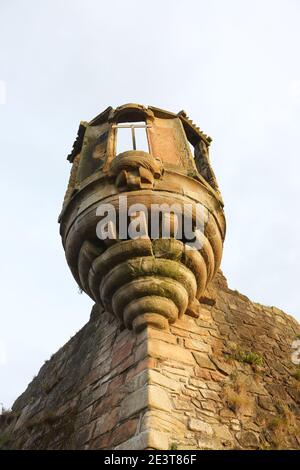 Millers Folly, Ayr, Ayrshire, Schottland, UK die hier gezeigten Wände sind Teil der ursprünglichen Zitadelle, die von der Cromwellschen Armee in 1652 gebaut wurde. Die 1663 ein Burgh von Barony wurde. Der erfolgreiche Ayr-Geschäftsmann John Miller kaufte die Immobilie und nannte sich "Baron Miller". Er baute den kleinen Turm, der auf diesem Foto zu sehen war, obwohl er in der ursprünglichen Zitadelle nicht enthalten war. Nach der Fertigstellung schaute er selten auf den Turm, und die Einheimischen nannten ihn 'illers Torheit'. Stockfoto