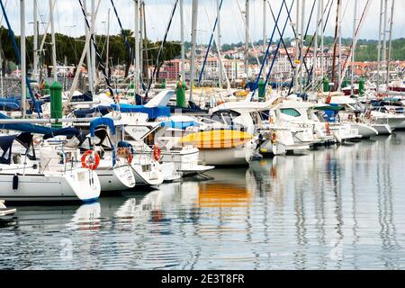 HONDARRIBIA, SPANIEN - 25. APRIL 2018: Jachten Liegeplatz in Marina Hondarribia Küstenstadt im Norden Spaniens (spanisches Baskenland). Stockfoto
