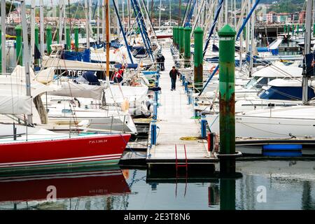 HONDARRIBIA, SPANIEN - 25. APRIL 2018: Jachten Liegeplatz in Marina Hondarribia Küstenstadt im Norden Spaniens (spanisches Baskenland). Stockfoto