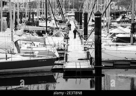 HONDARRIBIA, SPANIEN - 25. APRIL 2018: Jachten Liegeplatz in Marina Hondarribia Küstenstadt im Norden Spaniens (spanisches Baskenland). Schwarz und Weiß Stockfoto