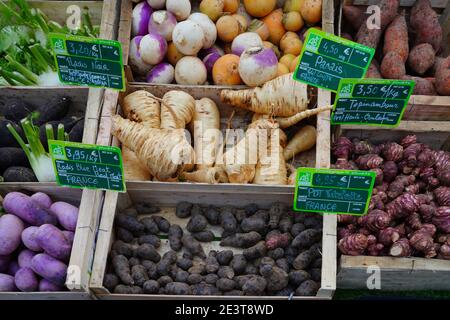 RENNES, FRANKREICH -28 DEZ 2019- Blick auf Kästen mit frischem Gemüse mit dem Label Agriculture Biologique (Bio) an den Marken des Lices in der Bretagne Stockfoto