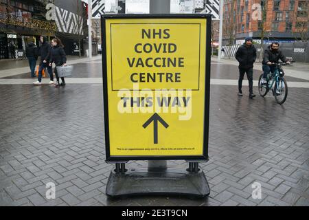 London, Großbritannien. Januar 2021. Ein Straßenschild mit der Wegbeschreibung zum kürzlich eröffneten NHS Impfzentrum in Wembley.der Standort befindet sich in der Nähe des Wembley Stadions, im Olympic Office Center. Es ist einer von 25 neuen Standorten, die diese Woche in London eröffnet werden. Kredit: SOPA Images Limited/Alamy Live Nachrichten Stockfoto