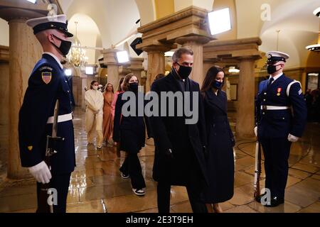 Hunter Biden (L) kommt in die Krypta des US-Kapitols für die Einweihungszeremonie des designierten Präsidenten Joe Biden zum 46. Präsidenten der Vereinigten Staaten in Washington, DC, USA, am 20. Januar 2021./MediaPunch Stockfoto