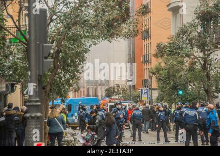 Eine starke Explosion hat an diesem Mittwoch um drei Uhr ein Gebäude im Zentrum von Madrid teilweise zerstört und mindestens drei verursacht Stockfoto