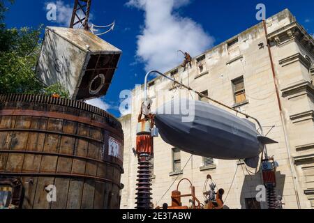 Steampunk HQ mit Modell Zeppelin Stil Luftschiff vor dem Hauptgebäude, Oamaru, South Island, Neuseeland. Stockfoto