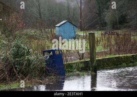 Holmfirth, Großbritannien. Januar 2021. Regenwasserbecken auf einer Landstraße in West Yorkshire. Teile des Vereinigten Königreichs, darunter South Yorkshire und Greater Manchester, sind in hoher Alarmbereitschaft, da Sturm Christoph heftigen Regen bringt, der Überschwemmungen und weitreichende Störungen verursachen dürfte. Kredit: SOPA Images Limited/Alamy Live Nachrichten Stockfoto