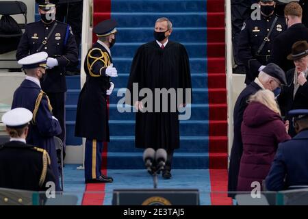 Oberrichter John Roberts kommt zur 59. Amtseinführung des Präsidenten am Mittwoch, 20. Januar 2021, im US-Kapitol in Washington an. (AP Photo/Patrick Semansky, Pool)/MediaPunch Stockfoto