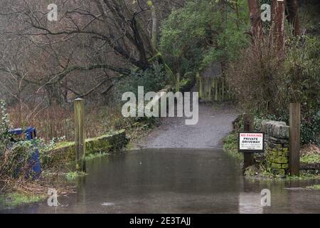 Holmfirth, Großbritannien. Januar 2021. Regenwasserbecken auf einer Landstraße in West Yorkshire. Teile des Vereinigten Königreichs, darunter South Yorkshire und Greater Manchester, sind in hoher Alarmbereitschaft, da Sturm Christoph heftigen Regen bringt, der Überschwemmungen und weitreichende Störungen verursachen dürfte. Kredit: SOPA Images Limited/Alamy Live Nachrichten Stockfoto