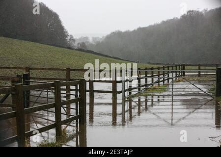 Holmfirth, Großbritannien. Januar 2021. Ein Blick auf ein überflutetes Feld in West Yorkshire. Teile des Vereinigten Königreichs, darunter South Yorkshire und Greater Manchester, sind in hoher Alarmbereitschaft, da Sturm Christoph heftigen Regen bringt, der Überschwemmungen und weitreichende Störungen verursachen dürfte. Kredit: SOPA Images Limited/Alamy Live Nachrichten Stockfoto