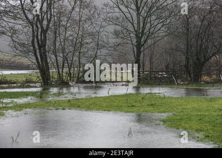 Holmfirth, Großbritannien. Januar 2021. Ein Blick auf ein überflutetes Feld in West Yorkshire. Teile des Vereinigten Königreichs, darunter South Yorkshire und Greater Manchester, sind in hoher Alarmbereitschaft, da Sturm Christoph heftigen Regen bringt, der Überschwemmungen und weitreichende Störungen verursachen dürfte. Kredit: SOPA Images Limited/Alamy Live Nachrichten Stockfoto