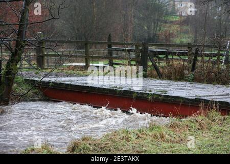 Holmfirth, Großbritannien. Januar 2021. Der Fluss steigt in West Yorkshire, während Sturm Christoph heftigen Regen nach Großbritannien bringt. Teile des Vereinigten Königreichs, darunter South Yorkshire und Greater Manchester, sind in hoher Alarmbereitschaft, da Sturm Christoph heftigen Regen bringt, der Überschwemmungen und weitreichende Störungen verursachen dürfte. Kredit: SOPA Images Limited/Alamy Live Nachrichten Stockfoto