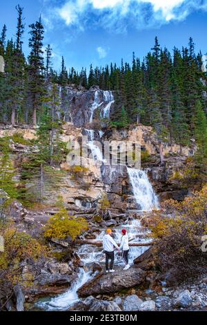 Tangle Creek Falls im Jasper National Park, Alberta, Kanada, Paar Männer und Frauen mittleren Alters wandern bis zum Wasserfall in der Natur. Banff Nationalpark Stockfoto