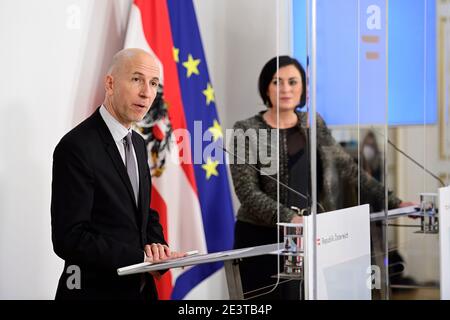 Wien, Österreich. 19. Januar 2021. Gemeinsame Pressekonferenz mit Arbeitsminister Martin Kocher (L) und Tourismusministerin Elisabeth Köstinger (R) zum Thema "Aktuelle Informationen über die Beschäftigung im Tourismus". Stockfoto