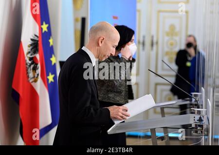 Wien, Österreich. 19. Januar 2021. Gemeinsame Pressekonferenz mit Arbeitsminister Martin Kocher (L) und Tourismusministerin Elisabeth Köstinger (R) zum Thema "Aktuelle Informationen über die Beschäftigung im Tourismus". Stockfoto