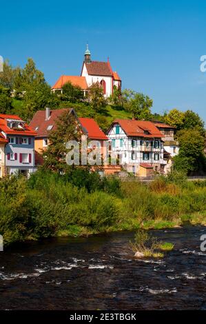 Sankt-Wendelinus-Kapelle (St. Wendelinuskapelle) auf einem Hügel bei Weisenbach, Deutschland, mit dem Fluss Murg im Vordergrund. September. Stockfoto