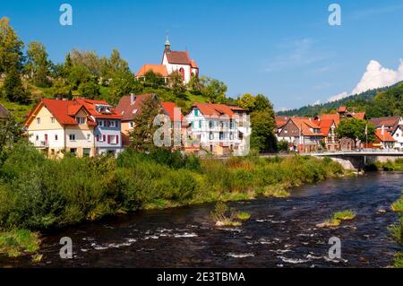 Sankt-Wendelinus-Kapelle (St. Wendelinuskapelle) auf einem Hügel bei Weisenbach, Deutschland, mit dem Fluss Murg im Vordergrund. September. Stockfoto