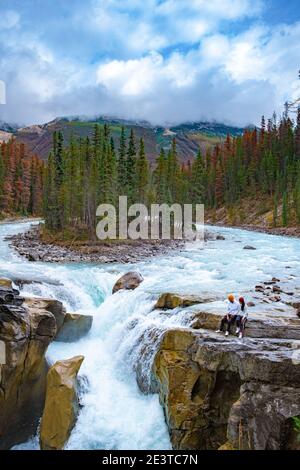 Schöne Aussicht auf Sunwapta Falls Jasper National Park, Kanada. Kanadische Rockies, mehrere Männer und Frauen besuchen Sunwapta Falls Jasper Stockfoto