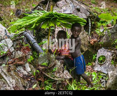 Zwei Jungen mit selbstgemachten Regenschirmen im Dschungel von Bougainville, Papua-Neuguinea Stockfoto