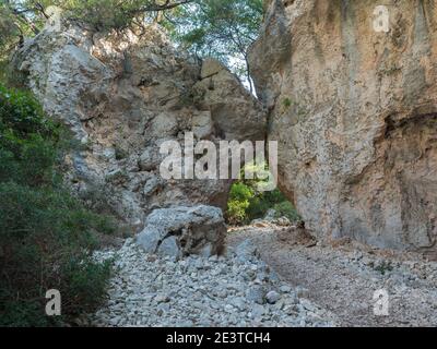 Ein Blick auf felsigen Wanderweg zum Strand Cala Goloritze, Weg zwischen zwei Kalksteinfelsen. Berühmtes Reiseziel. Golf von Orosei, Sardinien, Italien Stockfoto