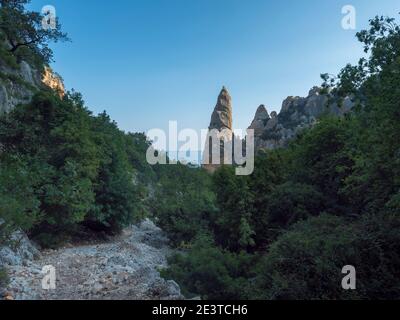 Ein Blick auf Tal mit felsigen Wanderweg c Strand, Kalksteinfelsen und Meer. Berühmtes Reiseziel. Golf von Orosei, Sardinien, Italien, September Stockfoto