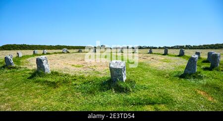 Die Merry Maidens of Boleigh Stone Circle, bestehend aus 19 Steinen und auch bekannt als Dawn's Men, liegt zwischen Lamorna und St. Buryan in Cornwall Stockfoto