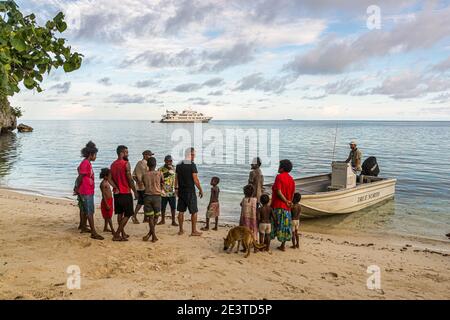 Erste Begegnung mit Einheimischen im Südpazifik auf der Panasia-Insel, Papua-Neuguinea Stockfoto