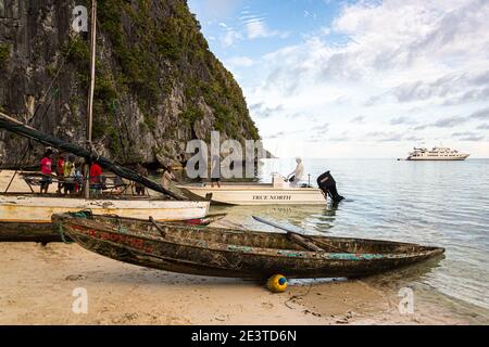 Erste Begegnung mit Einheimischen im Südpazifik auf der Panasia-Insel, Papua-Neuguinea Stockfoto