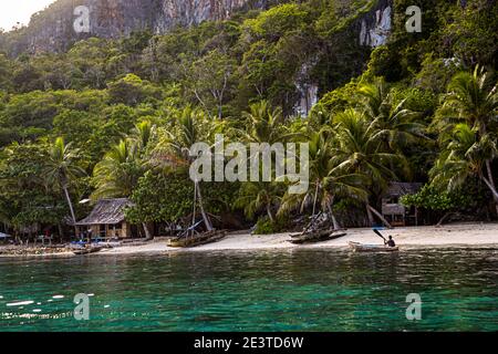 Erste Begegnung mit Einheimischen im Südpazifik auf der Panasia-Insel, Papua-Neuguinea Stockfoto