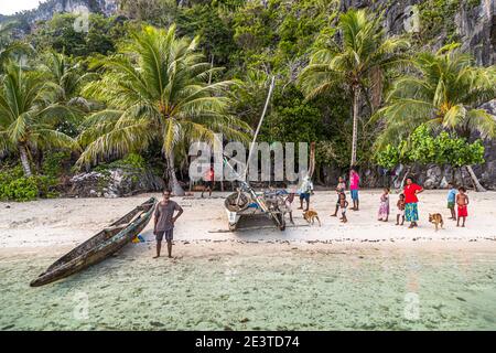 Erste Begegnung mit Einheimischen im Südpazifik auf der Panasia-Insel, Papua-Neuguinea Stockfoto