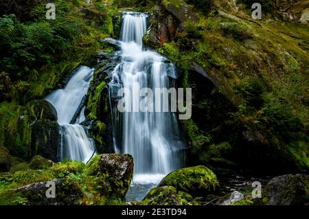 Ein Abschnitt von Deutschlands höchstem Wasserfall am Triberg im Schwarzwald. September. Stockfoto