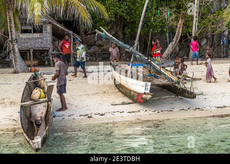 Erste Begegnung mit Einheimischen im Südpazifik auf der Panasia-Insel, Papua-Neuguinea Stockfoto