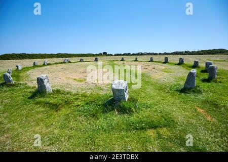 Die Merry Maidens of Boleigh Stone Circle, bestehend aus 19 Steinen und auch bekannt als Dawn's Men, liegt zwischen Lamorna und St. Buryan in Cornwall Stockfoto