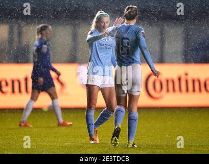 Chloe Kelly von Manchester City (links) feiert das erste Tor ihrer Spielmannschaft während des Viertelfinalspiels des FA Continental Tyres League Cup im Academy Stadium in Manchester. Bilddatum: Mittwoch, 20. Januar 2021. Stockfoto