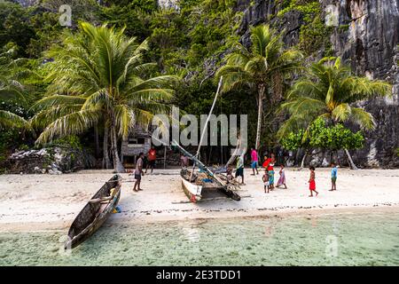 Erste Begegnung mit Einheimischen im Südpazifik auf der Panasia-Insel, Papua-Neuguinea Stockfoto