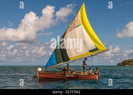 Die polynesische Proa ist ein Mehrrumpfboot mit Auslegern Stockfoto