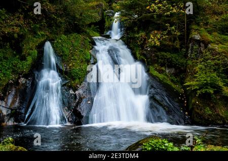 Ein Abschnitt von Deutschlands höchstem Wasserfall am Triberg im Schwarzwald. September. Stockfoto