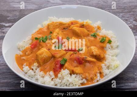 Thailändisches rotes Curry mit weißem Reis Stockfoto