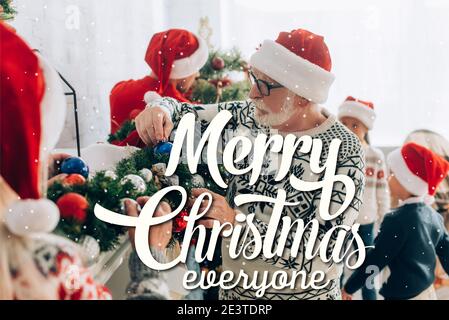 Senior Mann in santa hat Dekoration Fichte Zweig mit Kugeln zusammen mit Familie, frohe weihnachten alle Illustration Stockfoto