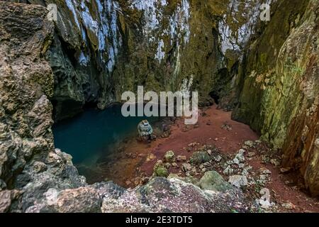 Einheimische in einer Brackwasserhöhle auf Panasia Island, Papua-Neuguinea Stockfoto