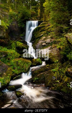 Ein Abschnitt von Deutschlands höchstem Wasserfall am Triberg im Schwarzwald. September. Stockfoto