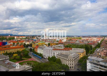 Panorama von Zagreb, Blick auf die Kathedrale, Blick auf das Kroatische Nationaltheater Stockfoto