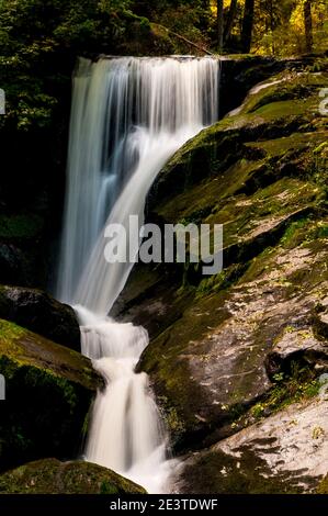 Ein Abschnitt von Deutschlands höchstem Wasserfall am Triberg im Schwarzwald. September. Stockfoto