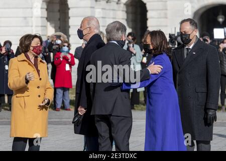 Washington, Usa. Januar 2021. Der designierte US-Präsident Joe Biden, der designierte Vizepräsident Kamala Harris und Douglas Emhoff werden vom US-Senator Roy Blunt (MO-R) und der US-Senatorin Amy Klobuchar (MI-D) empfangen, als sie am 20. Januar 2021 zum Kapitol der Vereinigten Staaten in Washington, DC, eintreffen. Pool Foto von Rod Lampey/UPI Kredit: UPI/Alamy Live Nachrichten Stockfoto