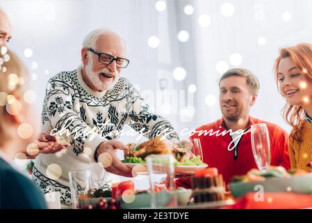 Happy Großvater serviert türkei auf festlichen Tisch in der Nähe der Familie, weihnachten kommt Illustration Stockfoto