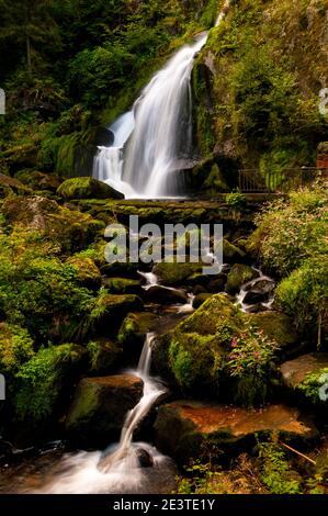 Ein Abschnitt von Deutschlands höchstem Wasserfall am Triberg im Schwarzwald. September. Stockfoto