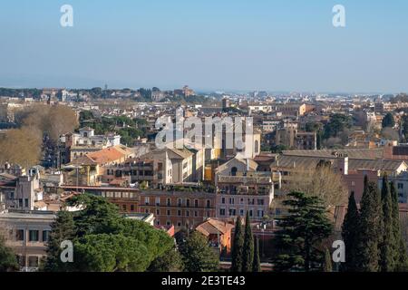 Blick über die Dächer des historischen Viertels Trastevere hinunter auf das Zentrum Roms, Italien, zum Aventin-Hügel und zum fernen Horizont. Stockfoto